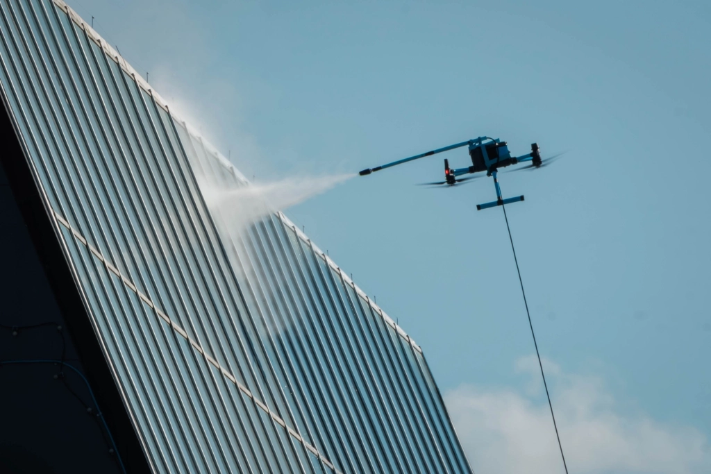 Le nettoyage par drone des surfaces en hauteur